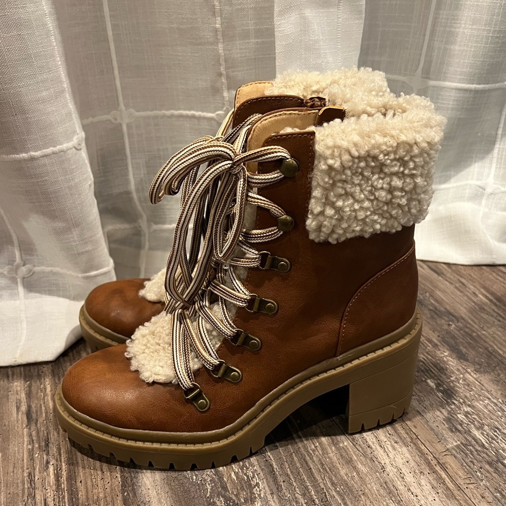Universal Thread Sherpa Lined Lace Up Booties